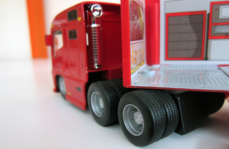 The lack of detailing on the rear of the truck annoys me, shows how little effort been made.. atleast the tyres on the truck is all rubber..